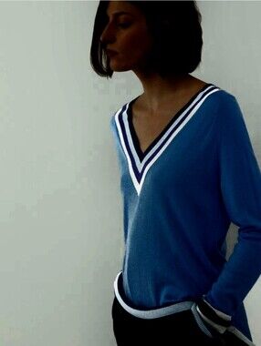 JIGSAW Classic V-Neck 100% wool Sweater. Size M